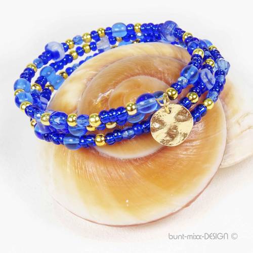 Armreif memory wire, maritim blau dunkelblau hellblau Silbereinzug glasklar, gewelltes Plättchen goldfarben