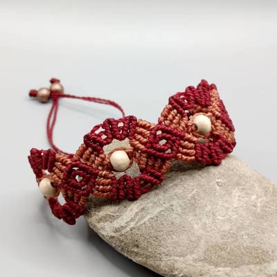bezauberndes Makramee Armband in weinrot und terracotta mit hellen Holzperlen