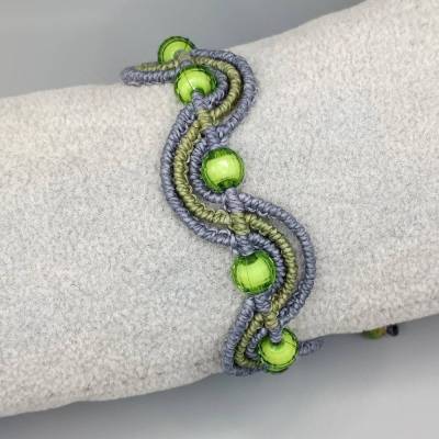 trendiges Makramee Armband in blau und grün mit hellgrünen Acrylperlen