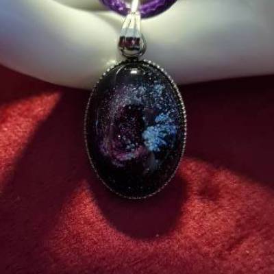 Handgefertigter Cabochon mit Alcohol Ink Effekt – Epoxidharz-Anhänger in Metallfassung an Baumwollkordel