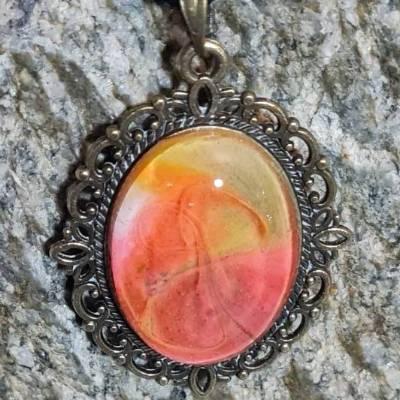 Handgefertigter Cabochon mit Alcohol Ink Effekt – Epoxidharz-Anhänger in Metallfassung an Baumwollkordel