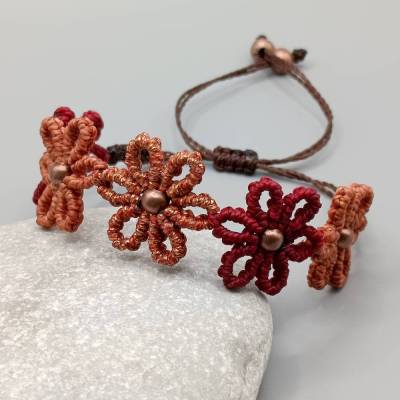 zierliches Makramee Armband mit Blumen in dunkelrot, terracotta und metalic orange mit kuperfarbenen  Metallperlen