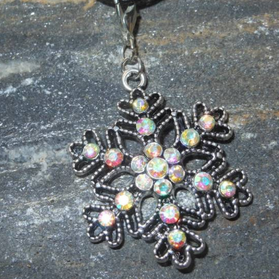 Irisierende Schneeflocke Kette mit Karabiner – EISKRISTALLE, Glaskristalle, schwarze Kunstlederkette