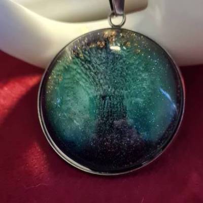 Handgefertigter Cabochon mit Alcohol Ink Effekt – Epoxidharz-Anhänger in Metallfassung an Baumwollkordel