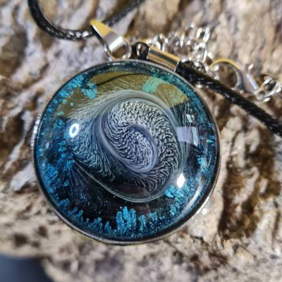 Tränendes Drachenauge – Magischer Epoxidharz-Cabochon Anhänger (30 mm)