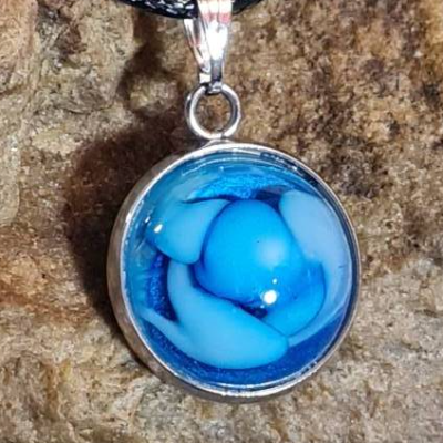 Handgefertigter Cabochon mit Alcohol Ink Effekt – Epoxidharz-Anhänger in Metallfassung an Baumwollkordel