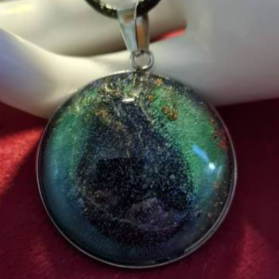 Handgefertigter Cabochon mit Alcohol Ink Effekt – Epoxidharz-Anhänger in Metallfassung an Baumwollkordel