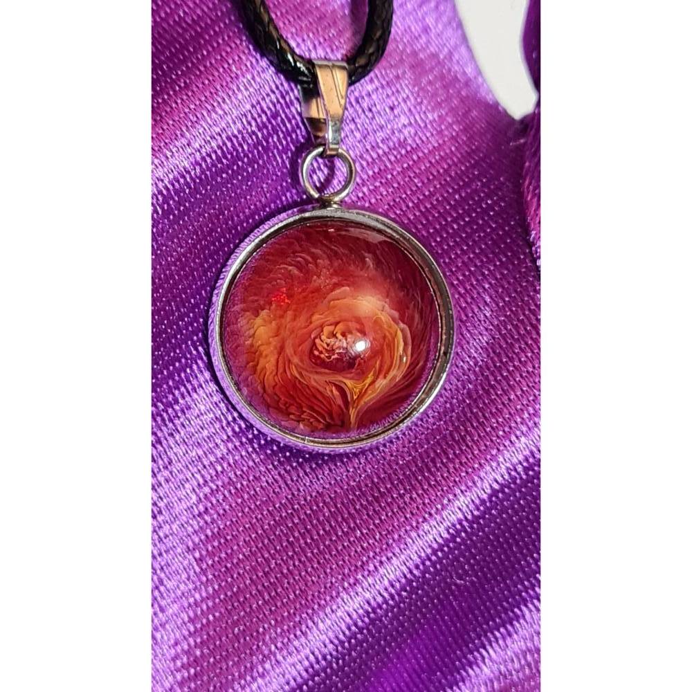 Handgefertigter Cabochon mit Alcohol Ink Effekt – Epoxidharz-Anhänger in Metallfassung an Baumwollkordel Bild 1