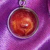 Handgefertigter Cabochon mit Alcohol Ink Effekt – Epoxidharz-Anhänger in Metallfassung an Baumwollkordel Bild 1