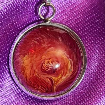 Handgefertigter Cabochon mit Alcohol Ink Effekt – Epoxidharz-Anhänger in Metallfassung an Baumwollkordel
