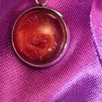 Handgefertigter Cabochon mit Alcohol Ink Effekt – Epoxidharz-Anhänger in Metallfassung an Baumwollkordel Bild 2