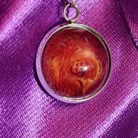 Handgefertigter Cabochon mit Alcohol Ink Effekt – Epoxidharz-Anhänger in Metallfassung an Baumwollkordel Bild 3