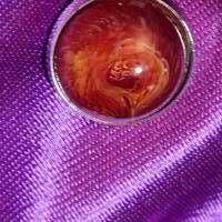 Handgefertigter Cabochon mit Alcohol Ink Effekt – Epoxidharz-Anhänger in Metallfassung an Baumwollkordel Bild 4