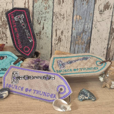 Source of Thunder Anhänger – Thors Hammer ITH Stickdatei 10x10cm für Schlüsselanhänger