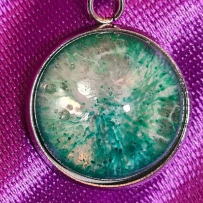 Handgefertigter Cabochon mit Alcohol Ink Effekt – Epoxidharz-Anhänger in Metallfassung an Baumwollkordel