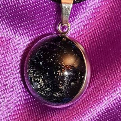 Handgefertigter Cabochon mit Alcohol Ink Effekt – Epoxidharz-Anhänger in Metallfassung an Baumwollkordel