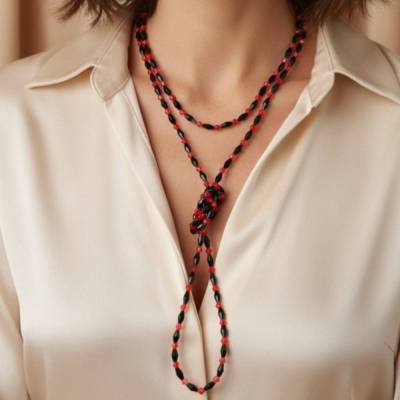Mystische Glasperlenkette in Rot und Schwarz – Rubintraum