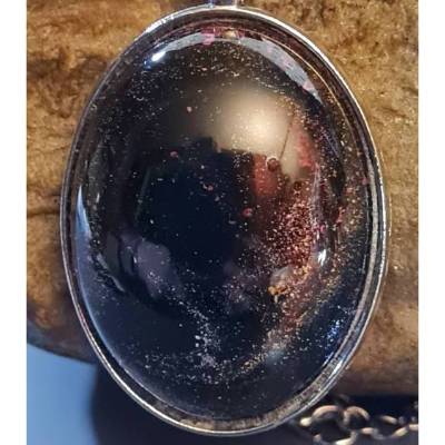 Handgefertigter Cabochon mit Alcohol Ink Effekt – Epoxidharz-Anhänger in Metallfassung an Baumwollkordel
