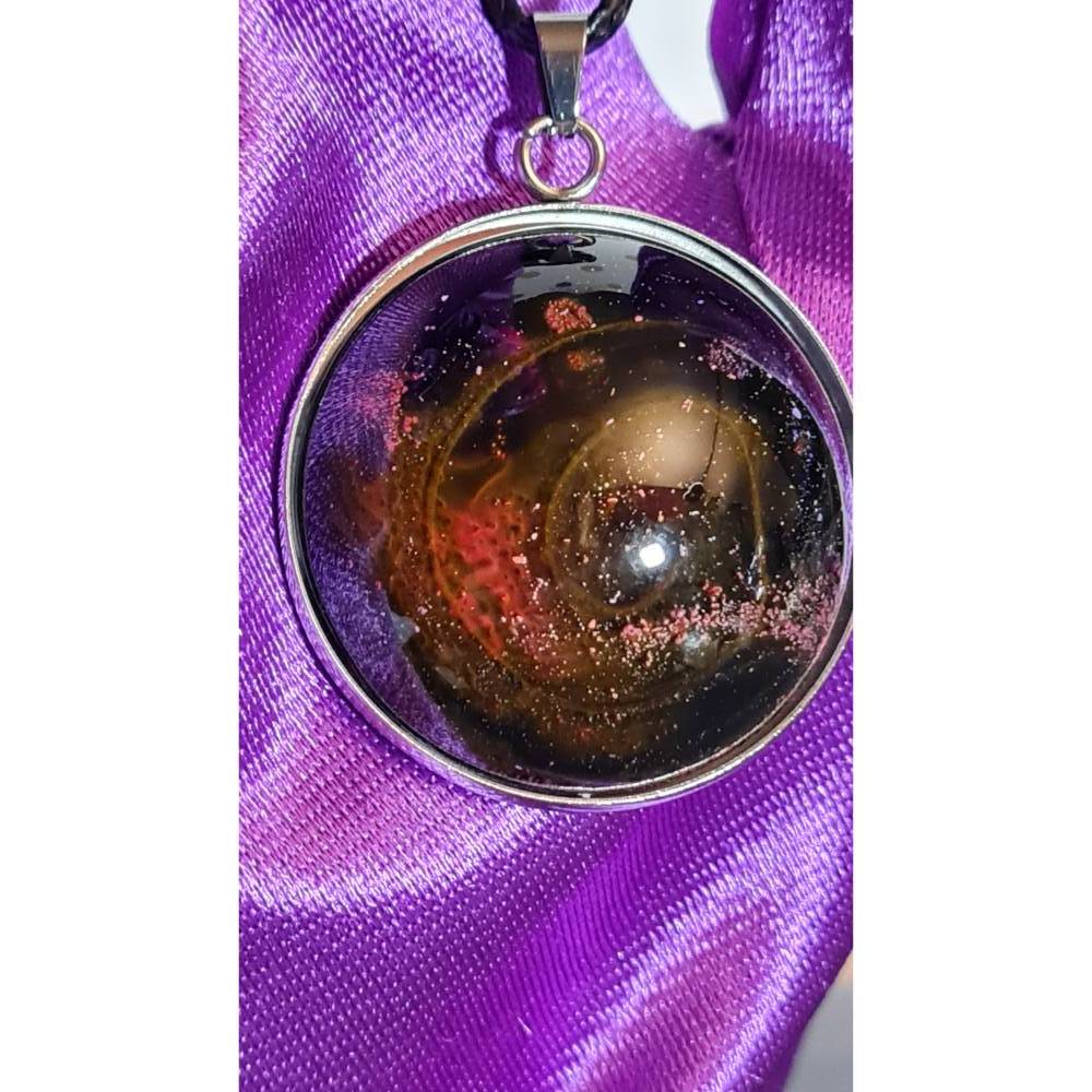 Handgefertigter Cabochon mit Alcohol Ink Effekt – Epoxidharz-Anhänger in Metallfassung an Baumwollkordel Bild 1