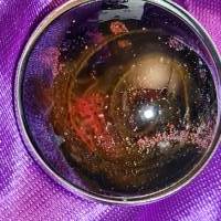 Handgefertigter Cabochon mit Alcohol Ink Effekt – Epoxidharz-Anhänger in Metallfassung an Baumwollkordel Bild 1