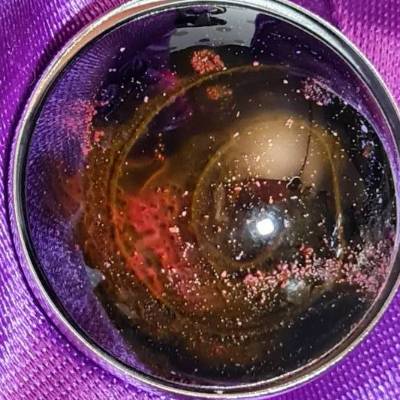 Handgefertigter Cabochon mit Alcohol Ink Effekt – Epoxidharz-Anhänger in Metallfassung an Baumwollkordel