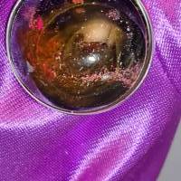 Handgefertigter Cabochon mit Alcohol Ink Effekt – Epoxidharz-Anhänger in Metallfassung an Baumwollkordel Bild 2