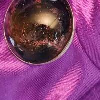 Handgefertigter Cabochon mit Alcohol Ink Effekt – Epoxidharz-Anhänger in Metallfassung an Baumwollkordel Bild 3
