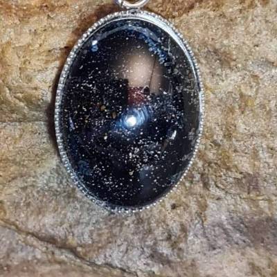 Handgefertigter Cabochon mit Alcohol Ink Effekt – Epoxidharz-Anhänger in Metallfassung an Baumwollkordel