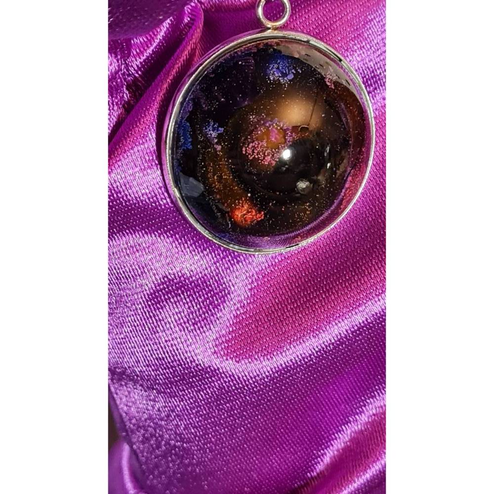 Handgefertigter Cabochon mit Alcohol Ink Effekt – Epoxidharz-Anhänger in Metallfassung an Baumwollkordel Bild 1