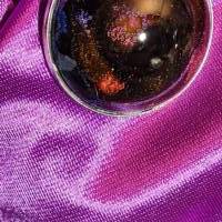 Handgefertigter Cabochon mit Alcohol Ink Effekt – Epoxidharz-Anhänger in Metallfassung an Baumwollkordel Bild 1