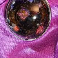 Handgefertigter Cabochon mit Alcohol Ink Effekt – Epoxidharz-Anhänger in Metallfassung an Baumwollkordel Bild 2