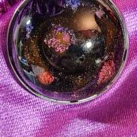 Handgefertigter Cabochon mit Alcohol Ink Effekt – Epoxidharz-Anhänger in Metallfassung an Baumwollkordel Bild 3