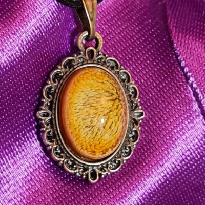 Handgefertigter Cabochon mit Alcohol Ink Effekt – Epoxidharz-Anhänger in Metallfassung an Baumwollkordel