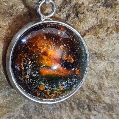 Handgefertigter Cabochon mit Alcohol Ink Effekt – Epoxidharz-Anhänger in Metallfassung an Baumwollkordel