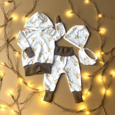 Pumphose Set  Highland Cow  – Babykleidung mit Hoodie, Mütze & Halstuch in Weiß-Gold | Exklusiv handgenäht