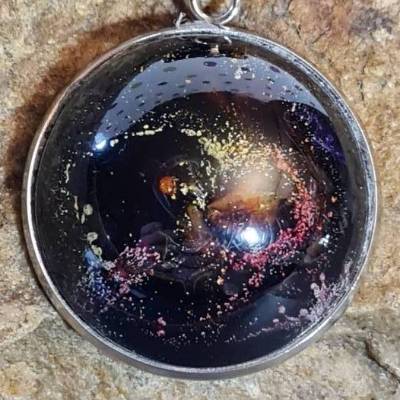 Handgefertigter Cabochon mit Alcohol Ink Effekt – Epoxidharz-Anhänger in Metallfassung an Baumwollkordel