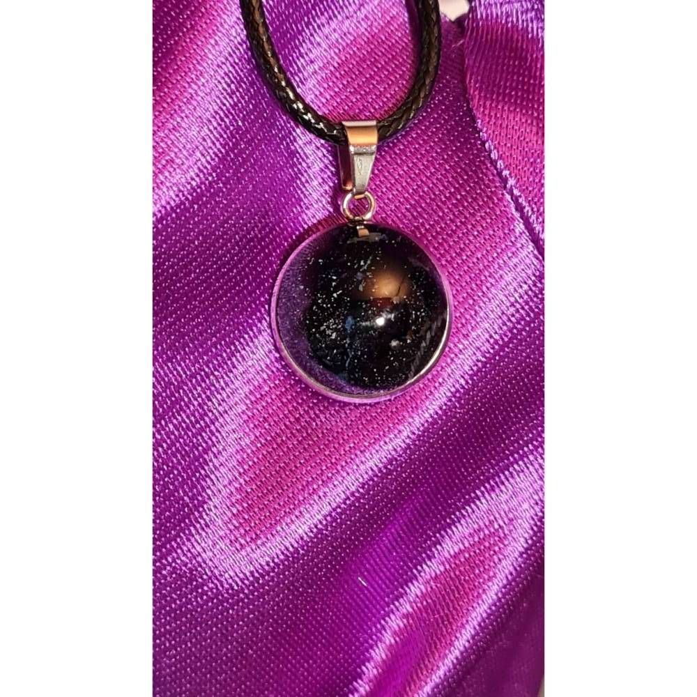 Handgefertigter Cabochon mit Alcohol Ink Effekt – Epoxidharz-Anhänger in Metallfassung an Baumwollkordel Bild 1