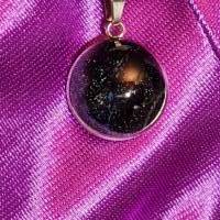 Handgefertigter Cabochon mit Alcohol Ink Effekt – Epoxidharz-Anhänger in Metallfassung an Baumwollkordel Bild 1