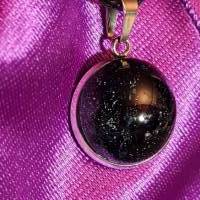 Handgefertigter Cabochon mit Alcohol Ink Effekt – Epoxidharz-Anhänger in Metallfassung an Baumwollkordel Bild 3