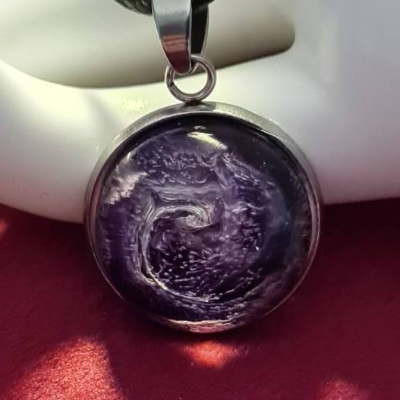 Handgefertigter Cabochon mit Alcohol Ink Effekt – Epoxidharz-Anhänger in Metallfassung an Baumwollkordel