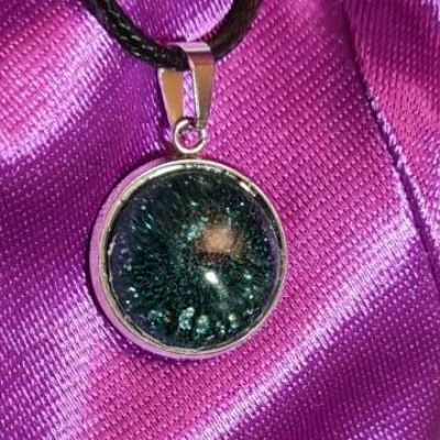 Handgefertigter Cabochon mit Alcohol Ink Effekt – Epoxidharz-Anhänger in Metallfassung an Baumwollkordel