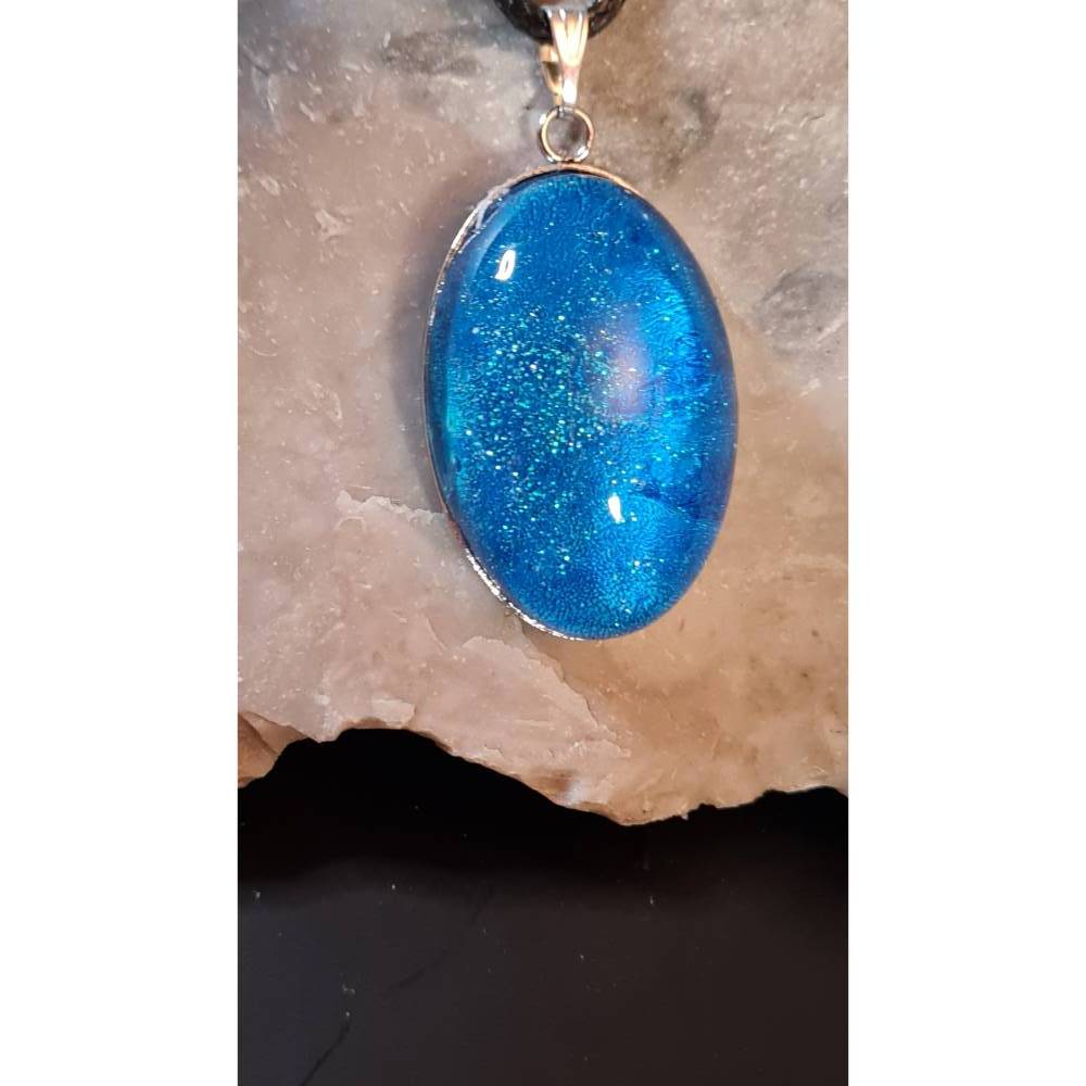 Handgefertigter Cabochon mit Alcohol Ink Effekt – Epoxidharz-Anhänger in Metallfassung an Baumwollkordel Bild 1