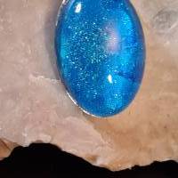 Handgefertigter Cabochon mit Alcohol Ink Effekt – Epoxidharz-Anhänger in Metallfassung an Baumwollkordel Bild 1