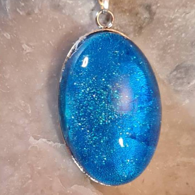 Handgefertigter Cabochon mit Alcohol Ink Effekt – Epoxidharz-Anhänger in Metallfassung an Baumwollkordel