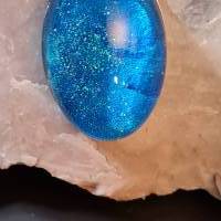 Handgefertigter Cabochon mit Alcohol Ink Effekt – Epoxidharz-Anhänger in Metallfassung an Baumwollkordel Bild 3