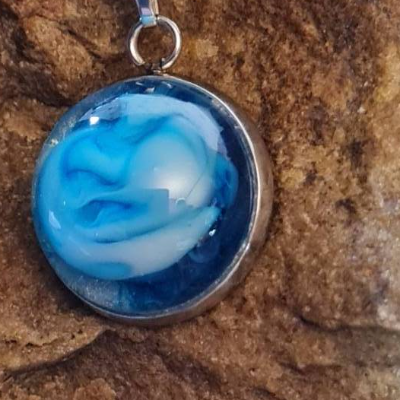 Handgefertigter Cabochon mit Alcohol Ink Effekt – Epoxidharz-Anhänger in Metallfassung an Baumwollkordel