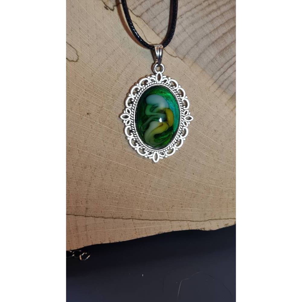 Handgefertigter Cabochon mit Alcohol Ink Effekt – Epoxidharz-Anhänger in Metallfassung an Baumwollkordel Bild 1