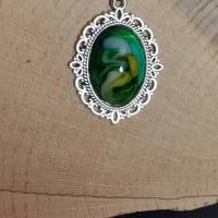 Handgefertigter Cabochon mit Alcohol Ink Effekt – Epoxidharz-Anhänger in Metallfassung an Baumwollkordel Bild 1