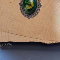 Handgefertigter Cabochon mit Alcohol Ink Effekt – Epoxidharz-Anhänger in Metallfassung an Baumwollkordel Bild 2