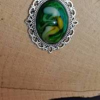 Handgefertigter Cabochon mit Alcohol Ink Effekt – Epoxidharz-Anhänger in Metallfassung an Baumwollkordel Bild 3